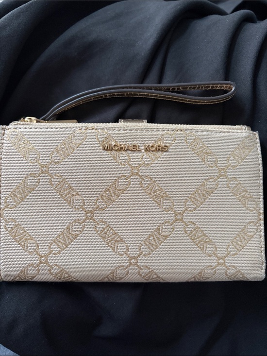 Michael Kors Handbags - Michael Kors LOW STaRT (callout minor)
